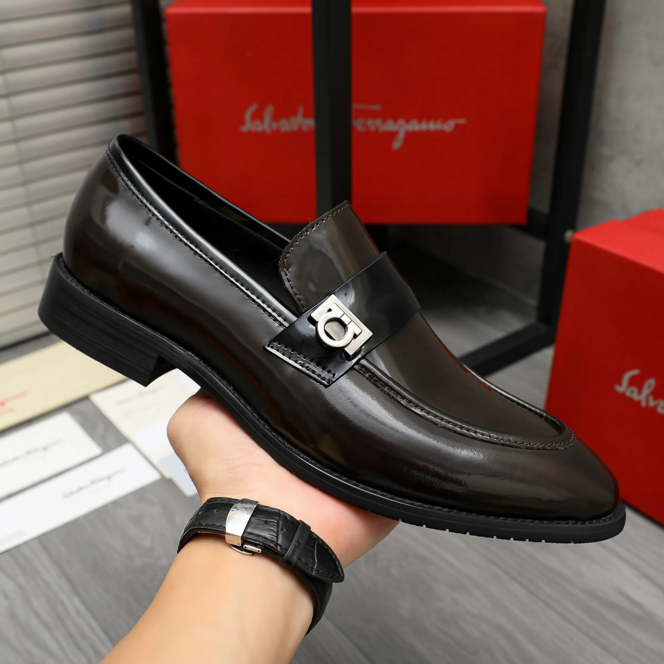 Men's shoes 💰460 Product trademark: Ferragamo "Ferragamo" business slip-on leather shoes Regular size: 39-44 Product materials: Selected high-quality pearlescent cowhide upper, cowhide lining, original outsole
